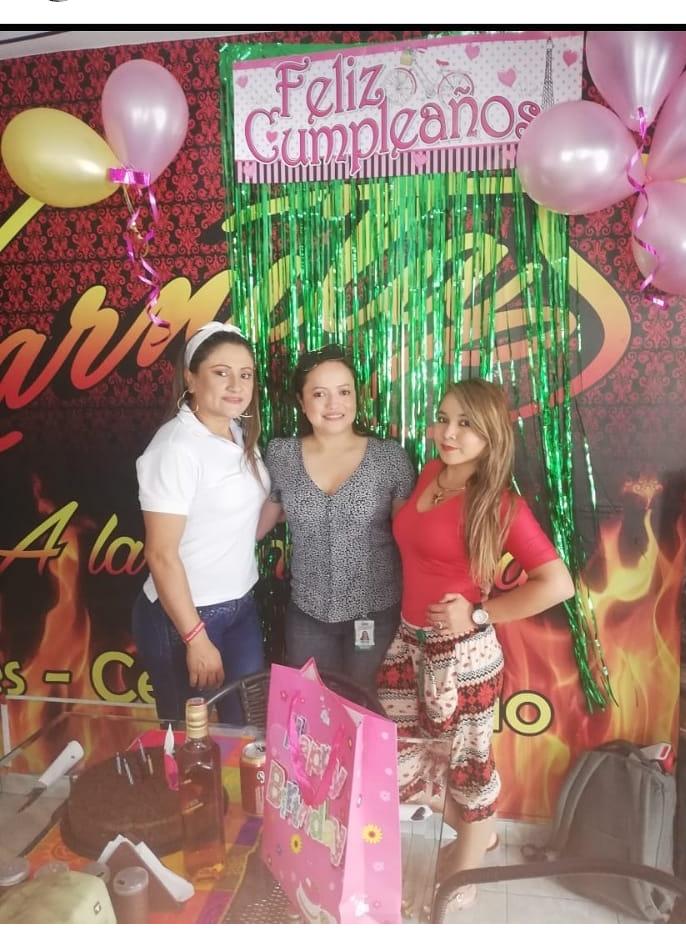 Kelly Lozano, Digna Vinueza y Kelly Leal, la cumpleañera.